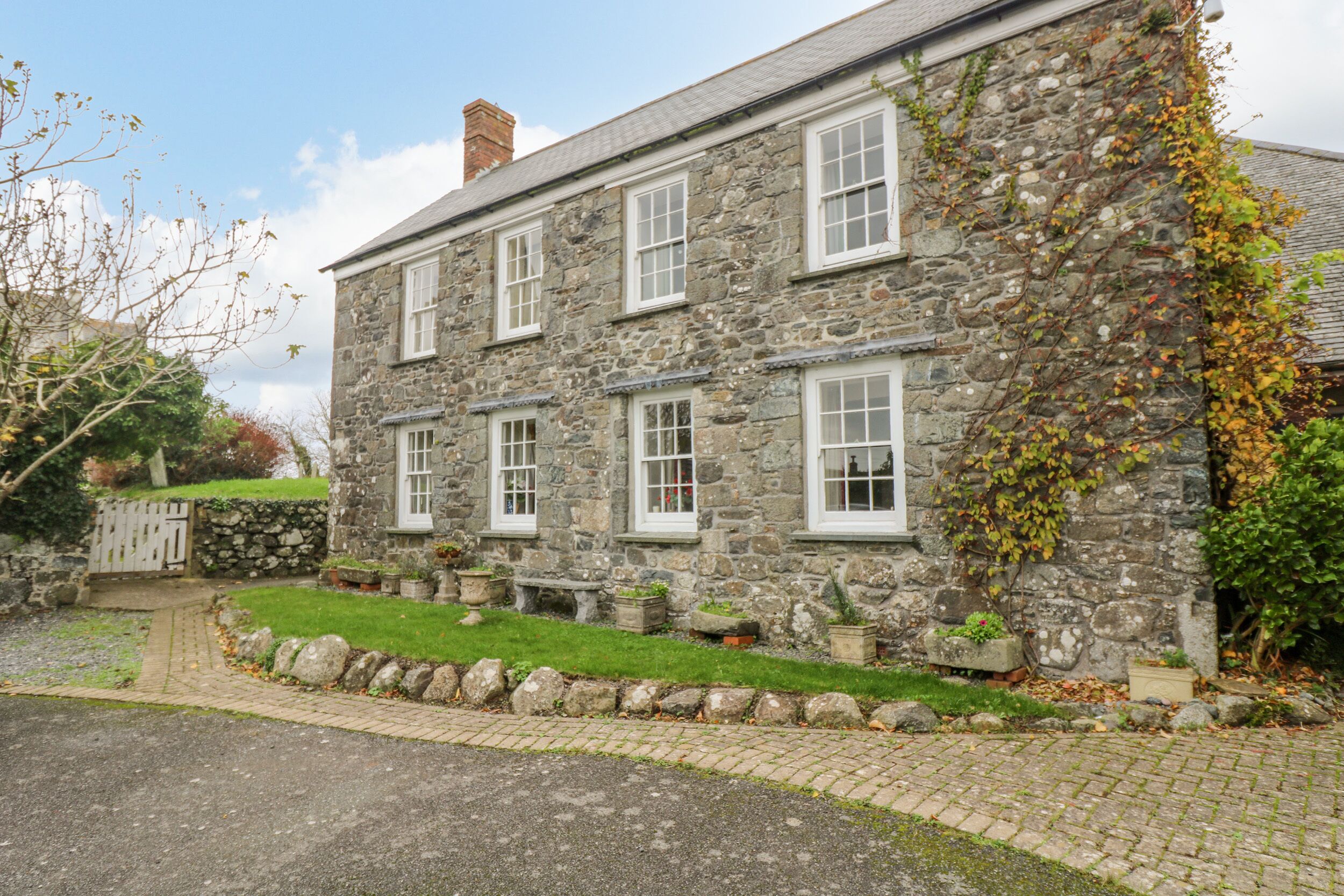 EDEN HOUSE WING, pet friendly, with a garden in St Keverne