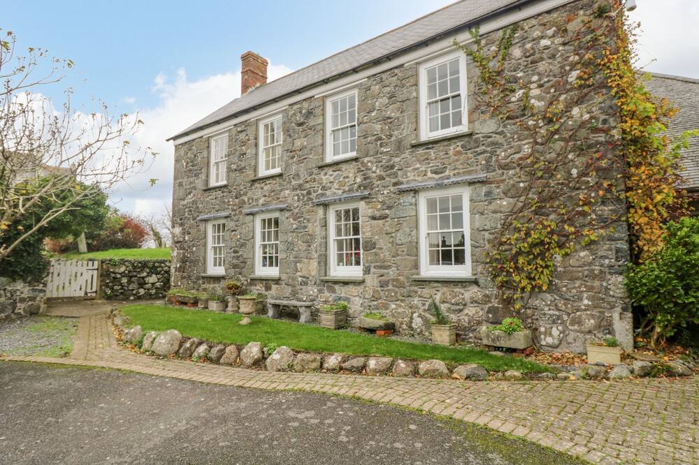 EDEN HOUSE WING, pet friendly, with a garden in St Keverne