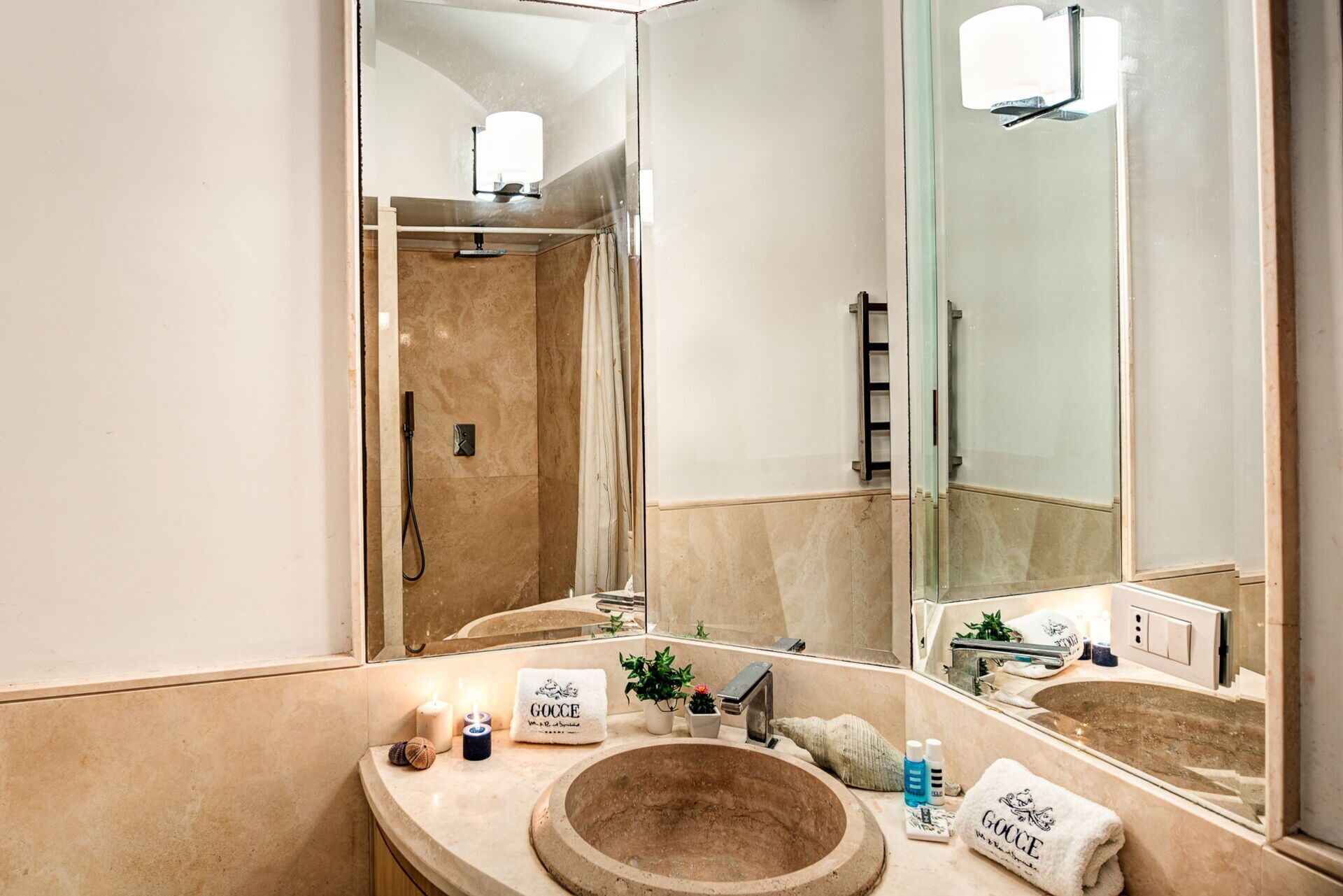 Duschwanne, Haartrockner, Bidet, Handtücher