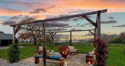 High Barn, Beverley. Quality barn conversion with great views - 6 bedrooms