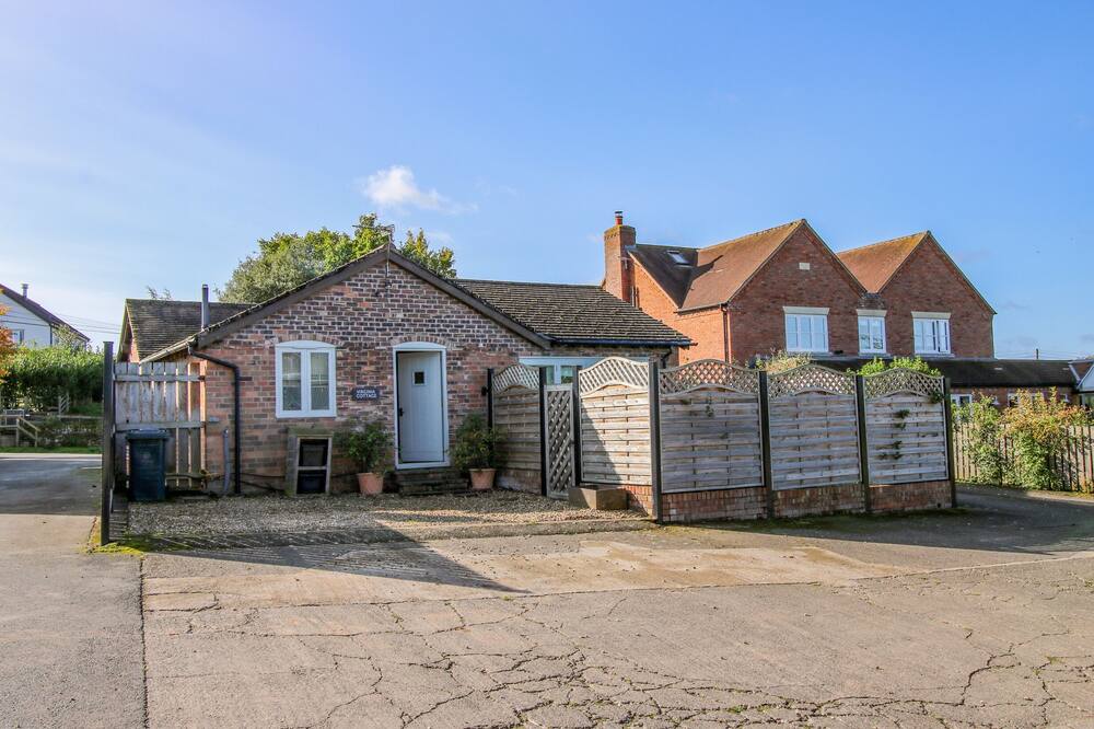VIRGINIA COTTAGE, pet friendly, with open fire in Acton Burnell