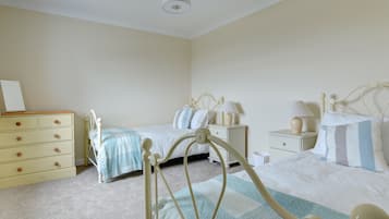 5 bedrooms, iron/ironing board, free WiFi, bed sheets