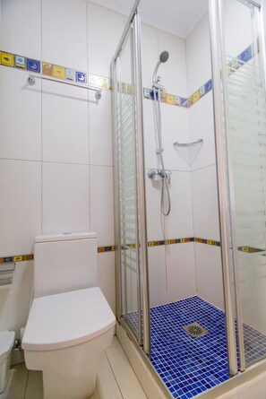 Douche, sĂšche-cheveux, serviettes fournies