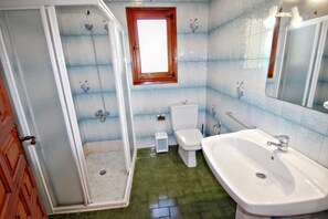 Regadera, secadora de cabello, toallas 