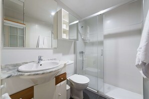 Combined shower/tub, hair dryer, towels