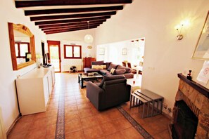 Televisie, een open haard en een dvd-speler