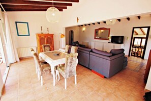 Televisie, een open haard en een dvd-speler