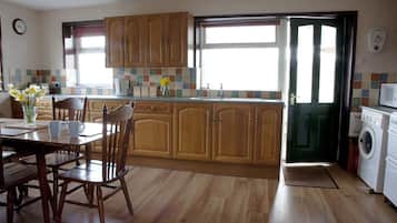 Cottage | Cuisine privée | Réfrigérateur, micro-ondes (sur demande), four, plaque de cuisson