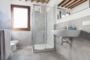 Bruser, hårtørrer, bidet, håndklæder