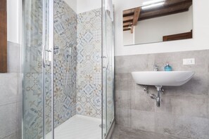 Bruser, hårtørrer, bidet, håndklæder