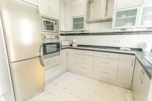 Een koelkast, een microgolfoven, een oven, een kookplaat