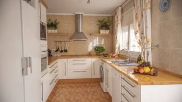 Een koelkast, een magnetron, een oven, een kookplaat