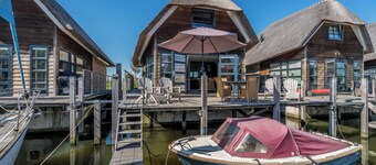 Relaxing on the terrace, unwinding in the sauna, or having drinks by the gas hearth; this water vill