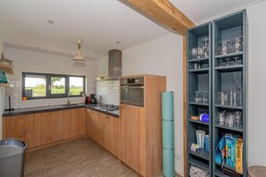 Fridge, microwave, stovetop, dishwasher - Relaxing on the terrace, unwinding in the sauna, or having drinks by the gas hearth; this water vill (De Heen)