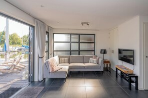 TV, fireplace - Relaxing on the terrace, unwinding in the sauna, or having drinks by the gas hearth; this water vill (De Heen)