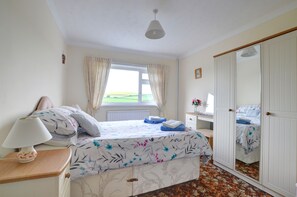 3 bedrooms, iron/ironing board, bed sheets
