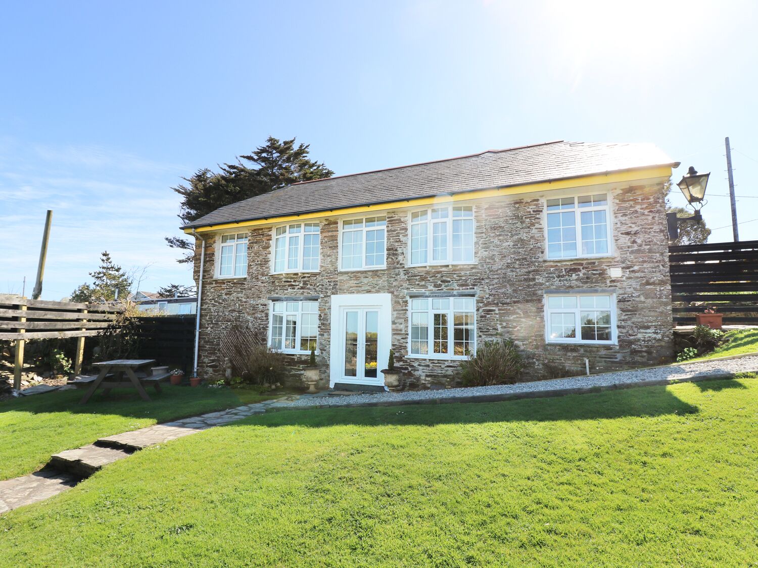 THE ROUND HOUSE, pet friendly, country holiday cottage in Tintagel