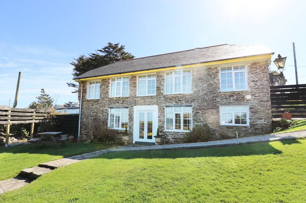 THE ROUND HOUSE, pet friendly, country holiday cottage in Tintagel