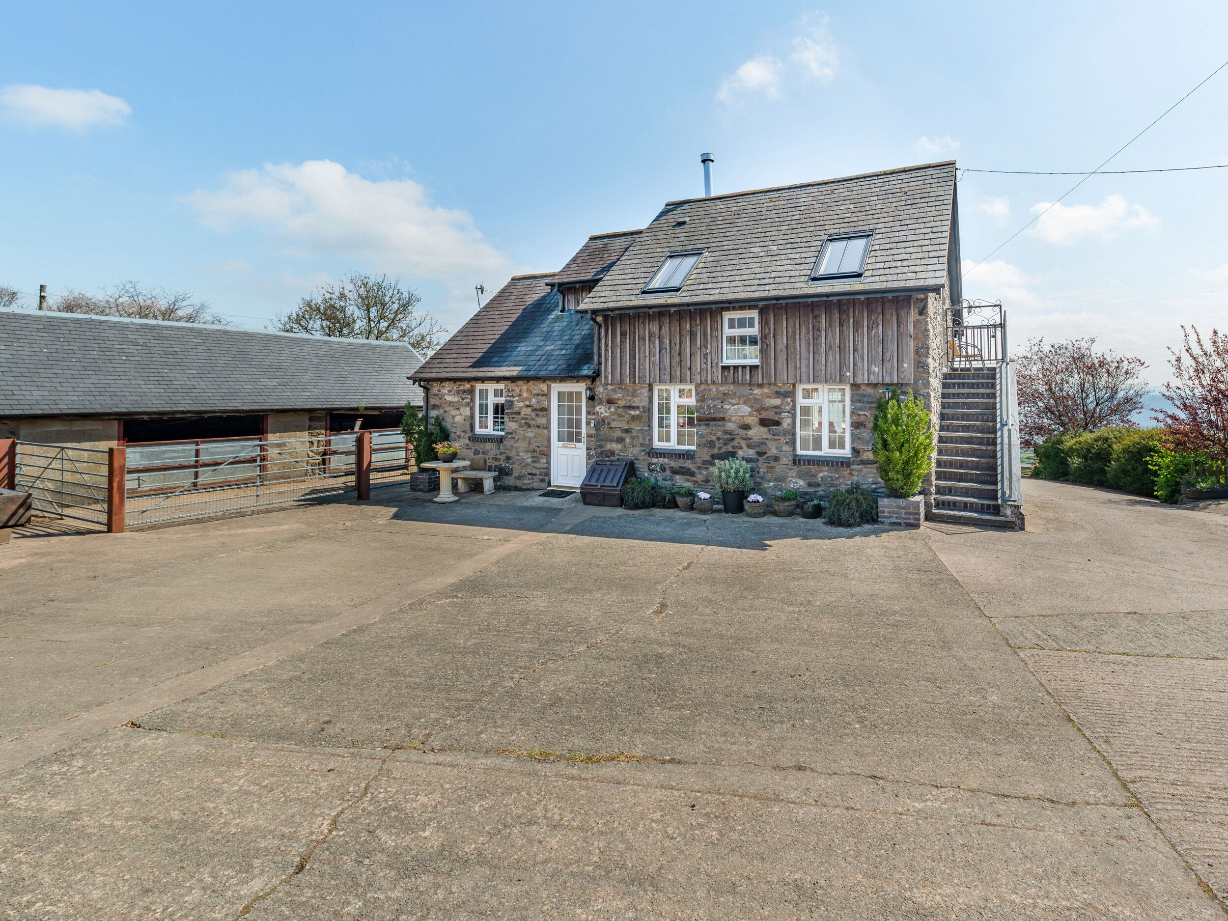 HALFEN GRANARY, pet friendly, with open fire in Llanfyllin