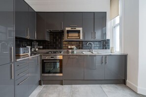 Réfrigérateur, micro-ondes, four, lave-vaisselle