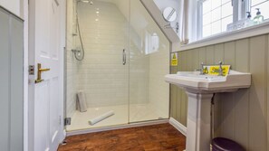 Douche, articles de toilette gratuits, sèche-cheveux