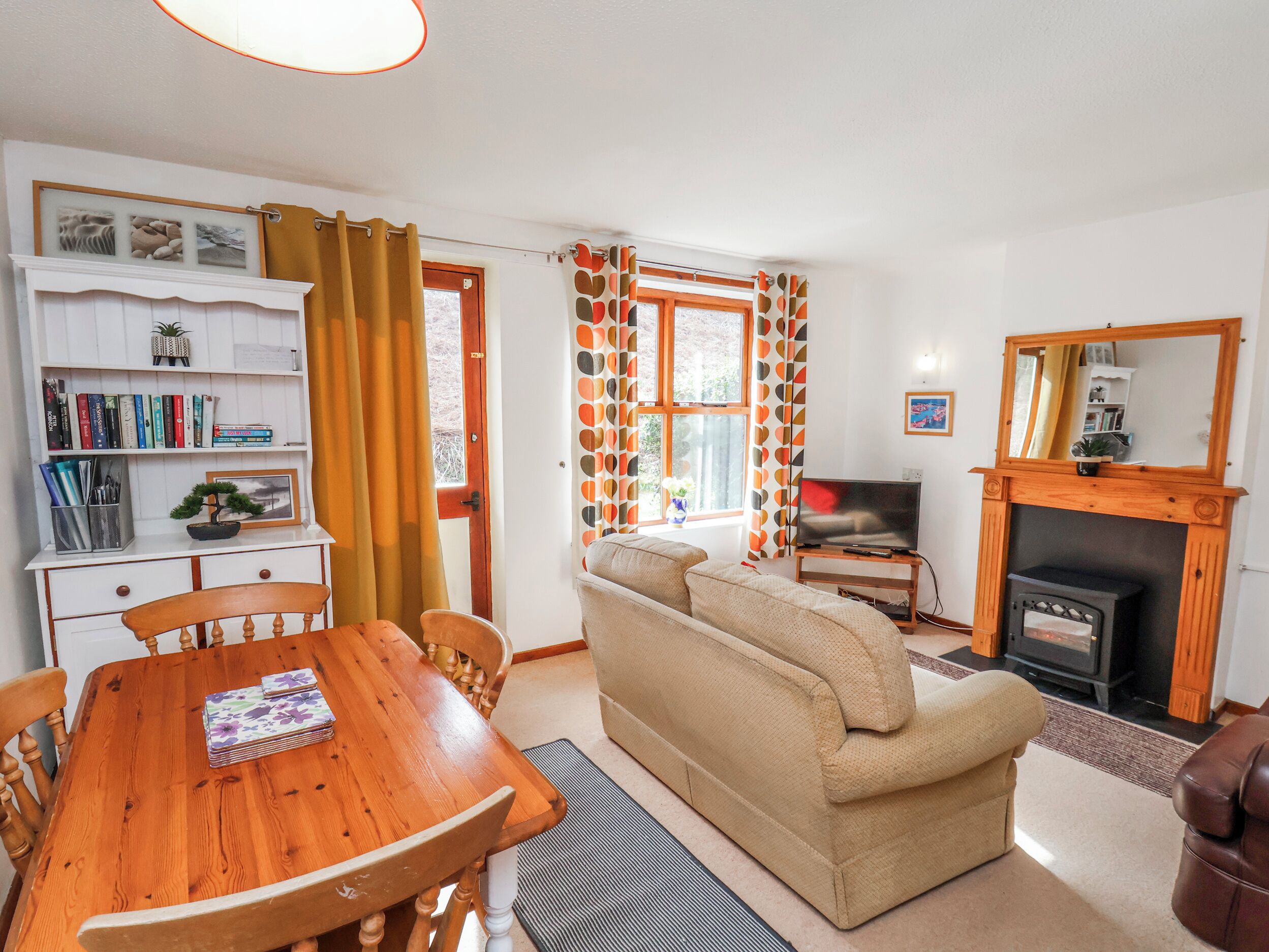 Waterside Cottage, Pet Friendly, With A Garden In Whitby - Whitby, UK