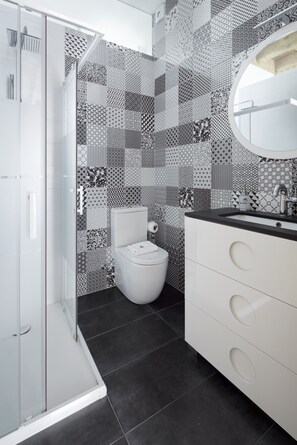 Shower, hair dryer, towels