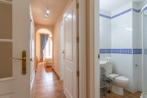 Bathtub, hair dryer, bidet, towels