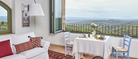 Televisión y chimenea