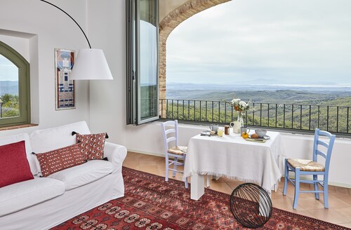LA LOGGIA. HOUSE WITH STUNNING VIEW ABOVE THE CHIANTI REGION AND PANORAMIC POOL