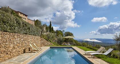 CASA LA LOGGIA. SPEKTAKULÄRE AUSSICHT AUF DEN CHIANTI UND KRETA SENESI
