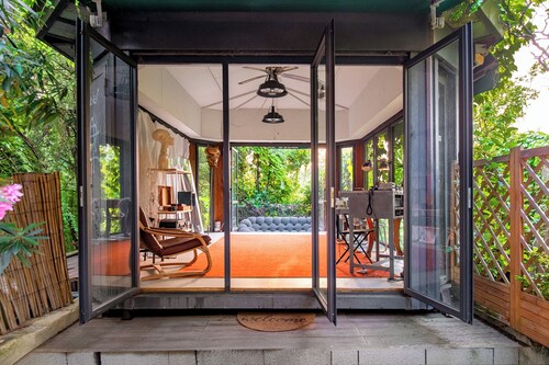 Elegant Villa with park, huge swimming pool, in the green area of the city cente