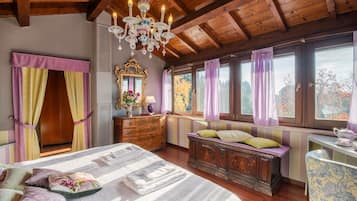 4 bedrooms, in-room safe, desk, iron/ironing board