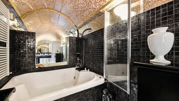 Baignoire, baignoire Ă jets, sĂšche-cheveux, bidet