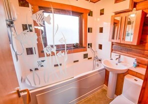 Småhus | Bad | Kombinert dusj/badekar, hårføner og håndklær