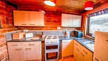 Casa de campo | Cocina privada | Refrigerador con congelador, microondas, horno y parrilla de estufa
