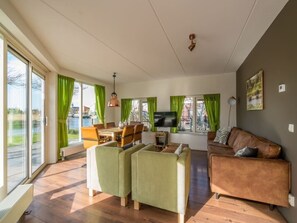 TV - A panorama of water and nature at this comfortable dyke house! (OUDE-TONGE)