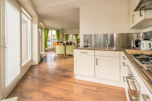 Frigorífico, microondas, placa de cocina y lavavajillas