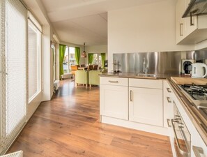 Een koelkast, een microgolfoven, een kookplaat, een vaatwasser