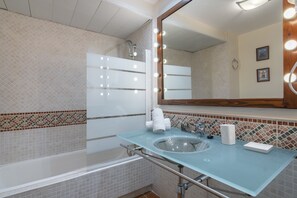 Badewanne, Haartrockner, Bidet, Handtücher