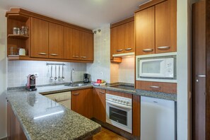 Fridge, microwave, oven, coffee/tea maker
