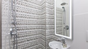 Dusche, Haartrockner, Bidet, Handtücher