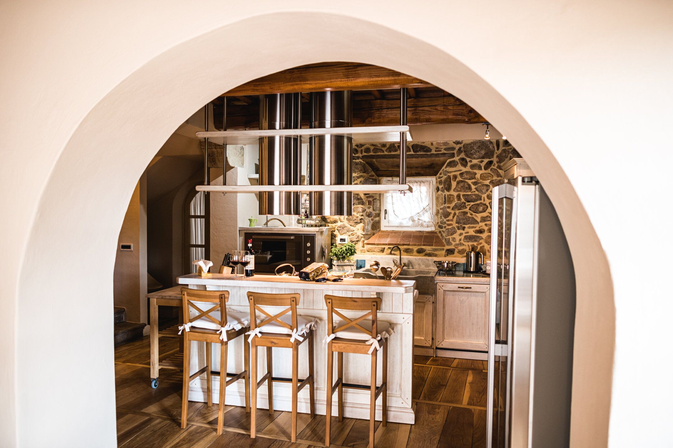 Jääkaappi, mikroaaltouuni, uuni, liesi