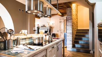 Een koelkast, een magnetron, een oven, een kookplaat