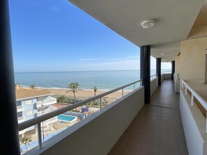Property grounds - Apartments with swimming pool at the beachfront. Ref. Picasso-46 (Pe����iscola)