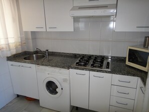 Refrigerador, microondas y utensilios de cocina 