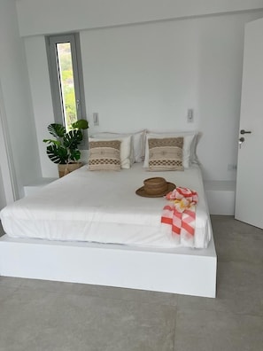 5 bedrooms, soundproofing, iron/ironing board, free Internet