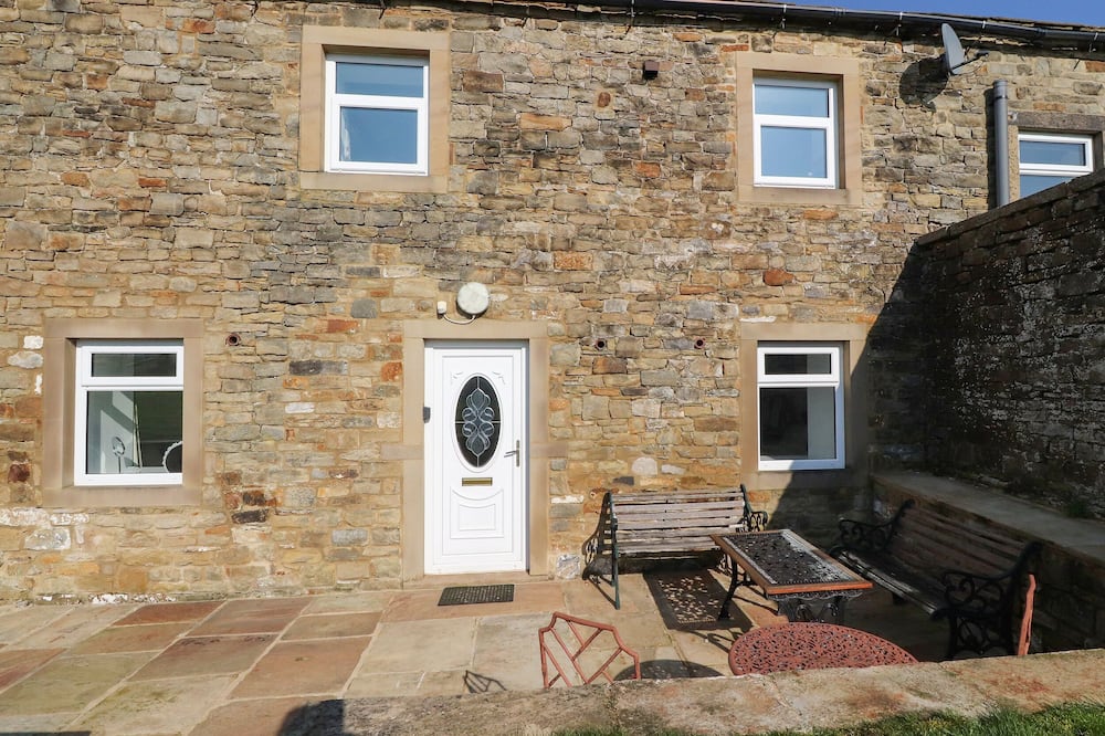 NIFFANY BARN, pet friendly, character holiday cottage in Skipton
