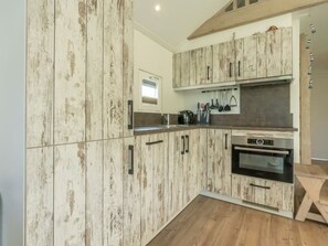 Kühlschrank, Mikrowelle, Herdplatte, Geschirrspüler