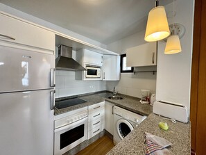 Réfrigérateur, micro-ondes, four, cafetière/bouilloire